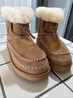 UGG W Classic Mini Alpine Boots in CHE (Chestnut) with Cream Trim